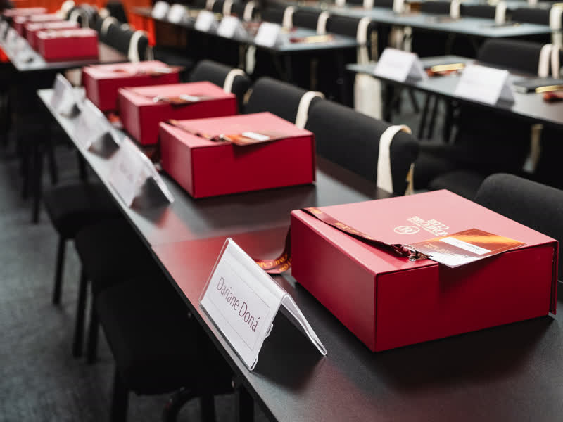 Kits de boas-vindas sobre as mesas montadas para os participantes