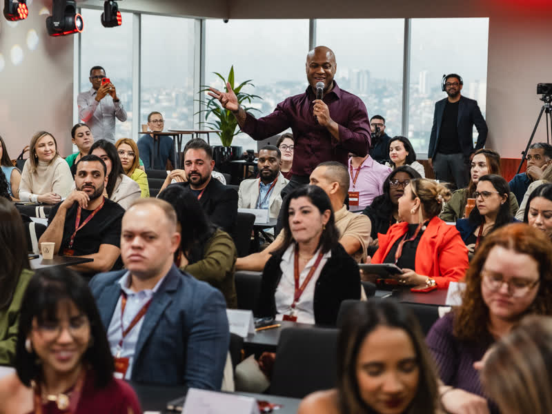 Thiago Mancussi ao microfone no meio da plateia durante a edição anterior