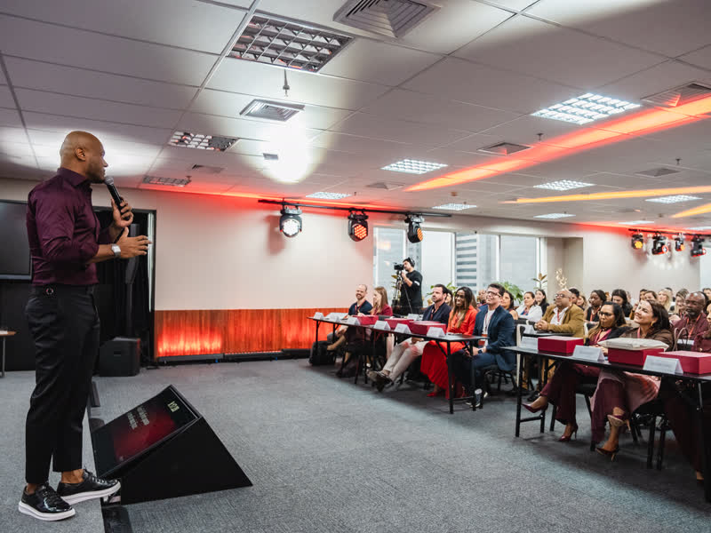 Thiago Mancussi apresentando no palco para a plateia do evento