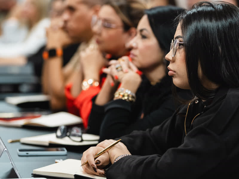 Participantes fazendo anotações durante a apresentação